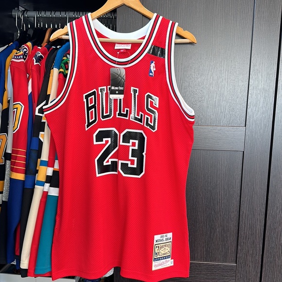 Mitchell & Ness Men's 1991 Chicago Bulls Michael Jordan #23 Authentic Jersey - Picture 1 of 5